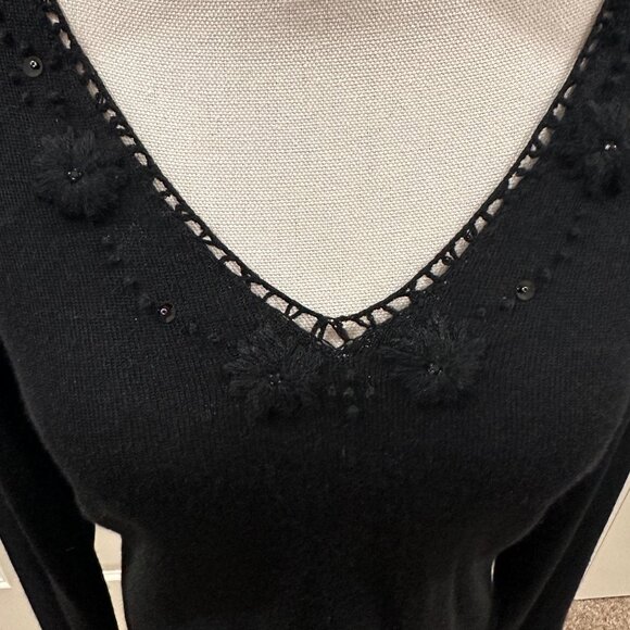 New v-neck Jones Wear size large dress knit shirt with floral details at neck - Picture 2 of 4